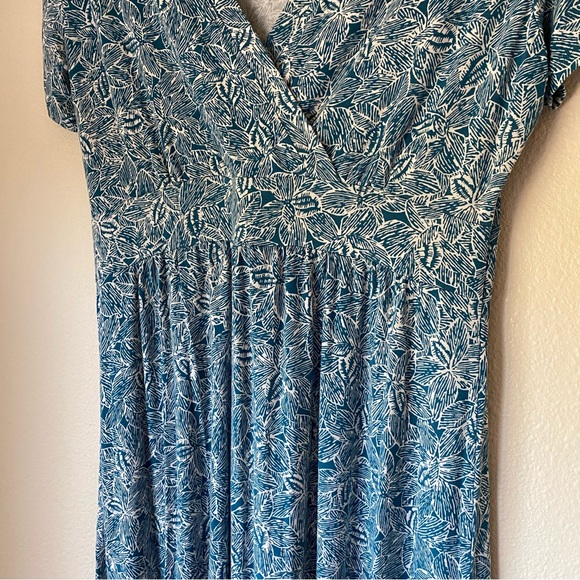 LL Bean Midi Dress, Medium, Blue & White, Casual, Faux Wrap; Comfortable EUC - Picture 4 of 8